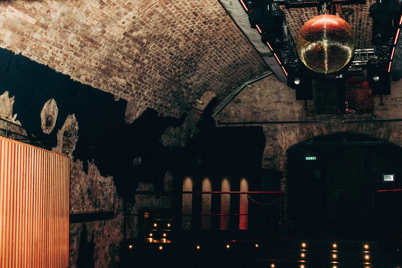 Historisches Ziegelgewölbe mit Discokugel, Lichttechnik und Bühne