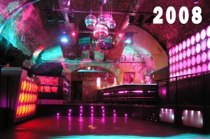 Innenansicht des Eiskeller Clubs im Jahr 2008 mit Spiegelkugeln, pink-türkiser Beleuchtung und leuchtenden Wandpaneelen.