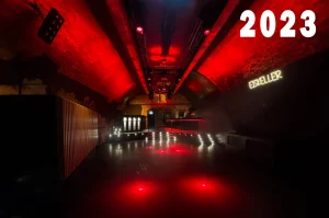 Innenansicht des umgebauten Eiskeller Clubs im Jahr 2023 mit roter Gewölbebeleuchtung, leerer Tanzfläche und leuchtendem Eiskeller-Schriftzug.