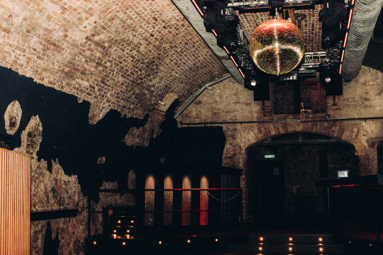 Historisches Eiskeller Gewölbe mit Bar und roter Lichtstimmung