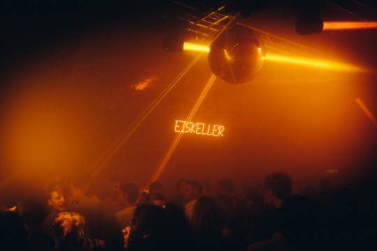 Eiskeller Clubnacht mit Gästen, Lichtanlage und voller Tanzfläche